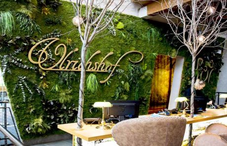 Dschungelmooswand mit Logo Hotel Ulrichshof