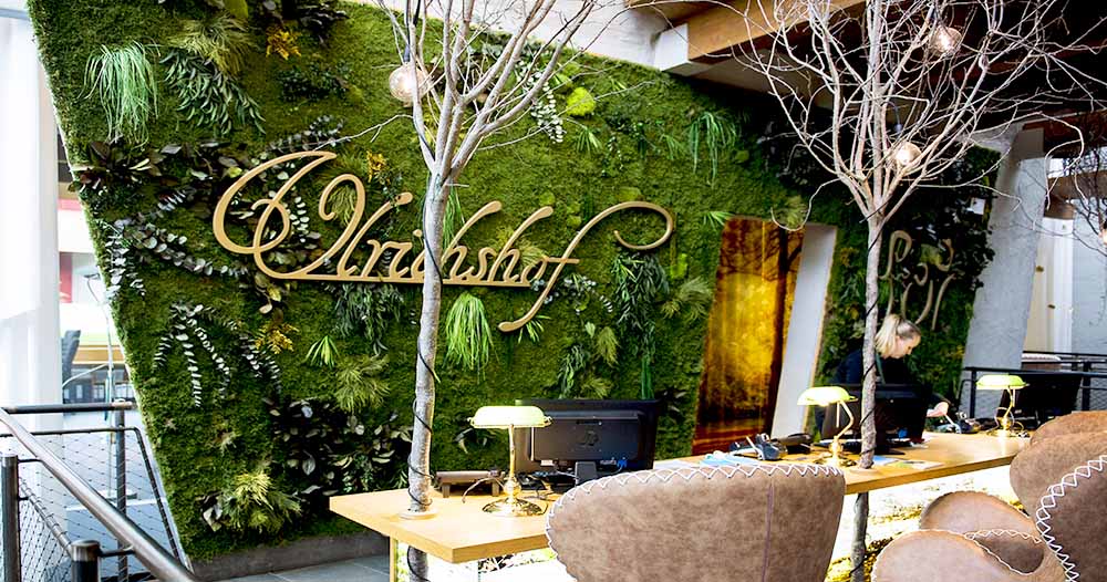 Dschungelmooswand mit Logo Hotel Ulrichshof
