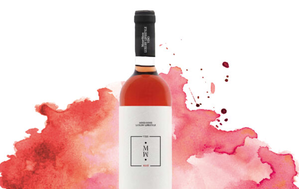 Eine Flasche Rosewein von Moos Moos und im Hintergrund Farbeffekte