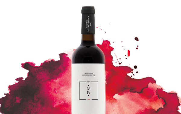 Eine Flasche Rotwein von Moos Moos und im Hintergrund Farbeffekte