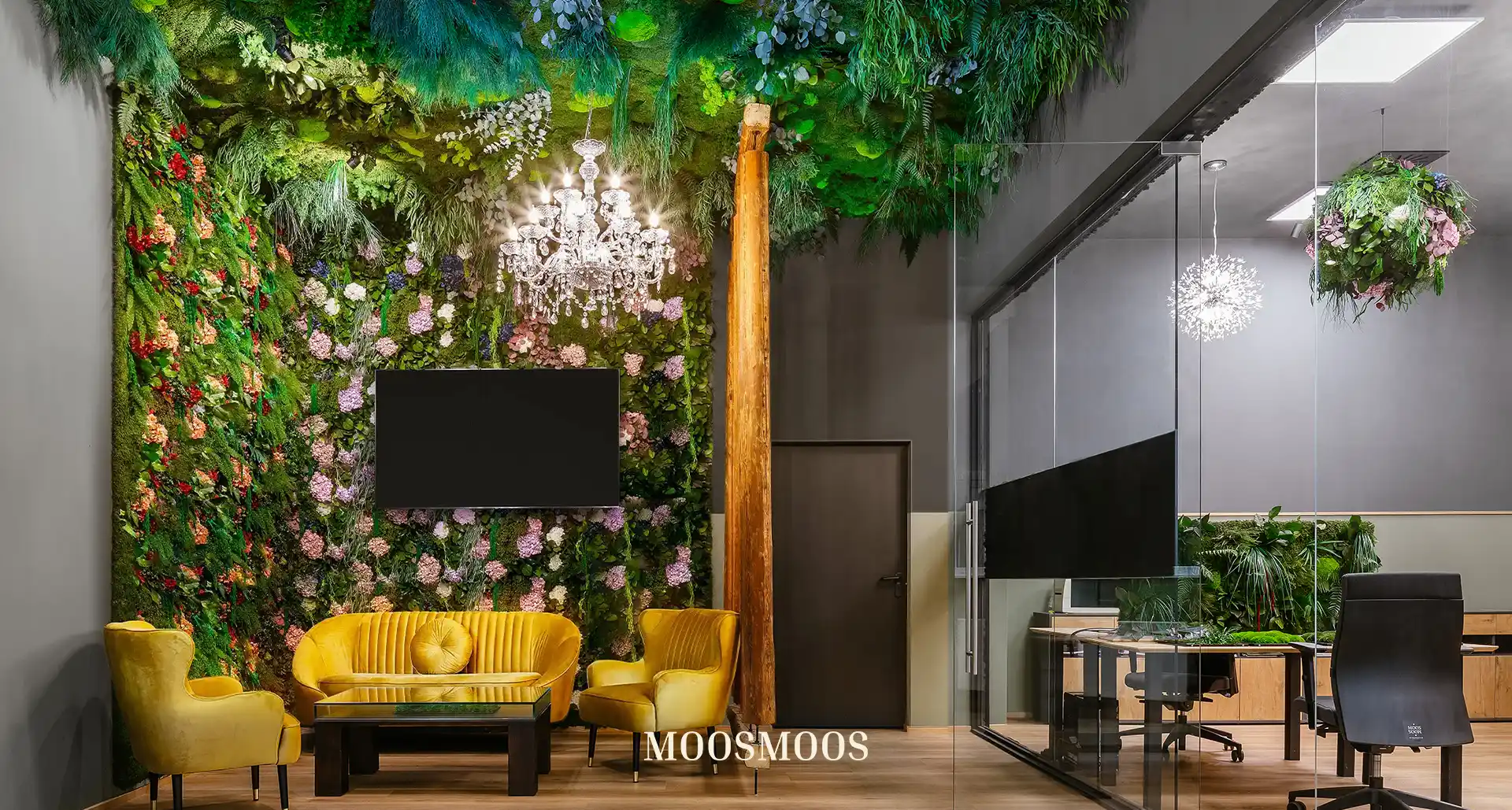 MOOSMOOS Blumenwand / Flowerwall mit echten Blumen, Pflanzen und Moosen in der Hotel Lobby