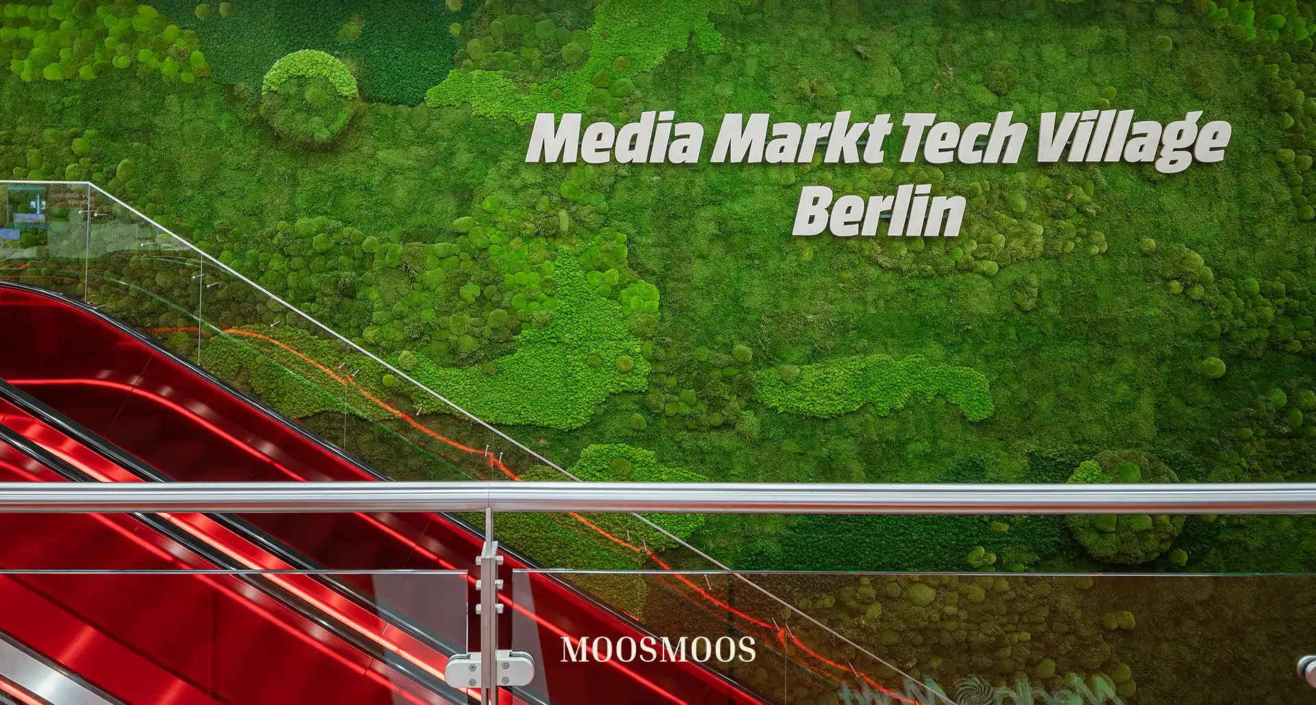 Mooswand / Mooswandarten Media MArkt Berlin mit Logo aus Moos und Buchstaben auf Mixedmooswand