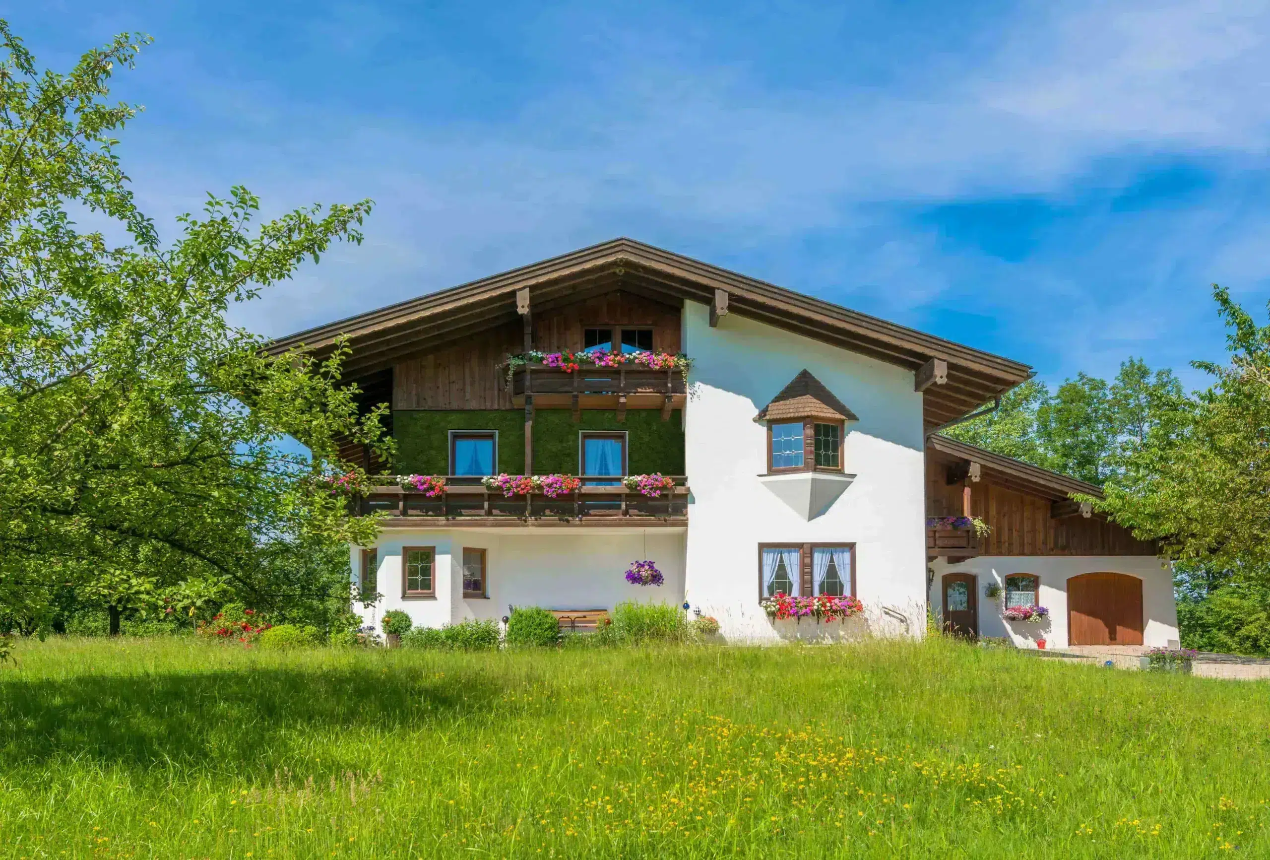 Bauernhaus im alpinen Stil mit Moosfassade